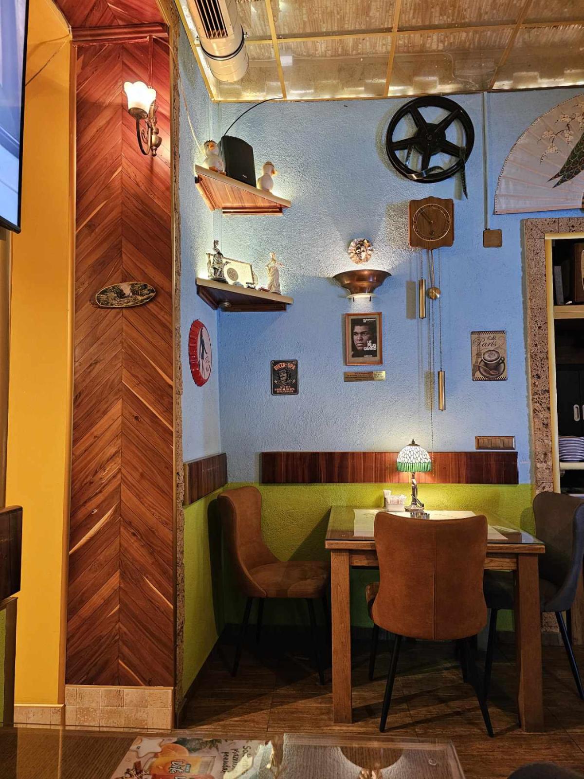 Caffe Restoran Hula Hop Logo